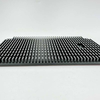 Suku Cadang Mesin CNC Presisi Tinggi Heatsink Penguat Daya Aluminium Berlubang Hitam